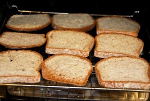 Сколько минут сушить хлебные сухари в духовке?