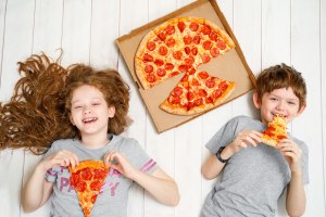 Почему дети и подростки прибиваются по пицце, она же не вкусная?