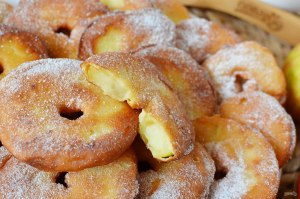 Как приготовить яблочные пончики с орехами? Рецепт?