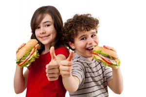 Ребёнок не хочет есть домашнюю еду просит гамбургер что делать?