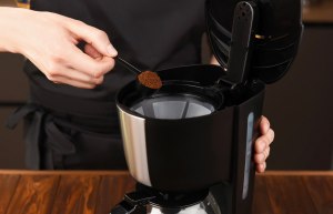 Нужно ли утрамбовывать кофе при приготовлении в капельной кофеварке?