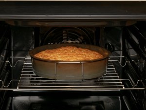 Как добиться, чтобы пирог в духовке хорошо поднимался, но не подгорал?