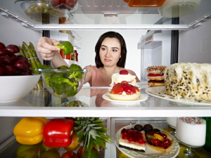 Почему фаст-фуд невозможно есть,если он ночь полежал в холодильнике(СМ)?