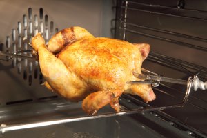 Какой соус подать к запечённой в духовке на вертеле курице?