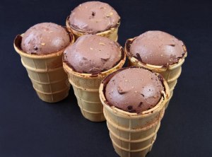 Зачем на дно вафельного стаканчика мороженого добавляют шоколадную глазурь?