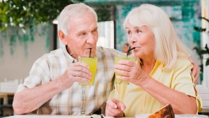Какой напиток наиболее опасный для людей старше 60 лет?