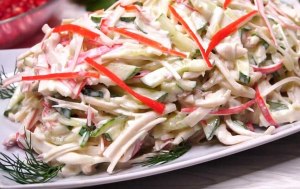 Как приготовить салат с кальмаром, крабовыми палочками, яйцом и огурцом?
