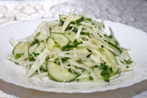 Как приготовить салат из свежей капусты с огурцом? Какой рецепт?