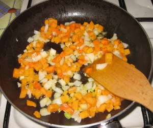 Почему пассеровка овощей для вторых блюд полезнее обжаривания?