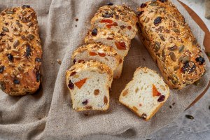 Советы, как приготовить вкусный хлеб с орехом, изюмом, еще, что добавить?