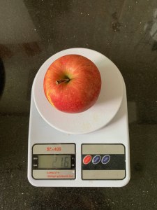 Сколько весит одно красное яблоко?