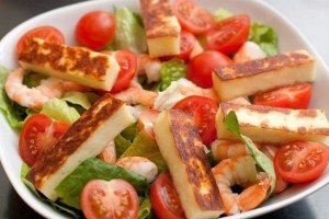 Что положить в салат с жареными креветками и адыгейским сыром?