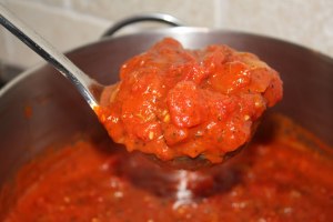 Какой соус или подливу сделать к фаршированным помидорам?