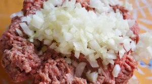 Что добавить в мясной фарш для картофельной запеканки кроме лука?