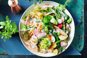 Какой необычный салат с рыбой вы готовите?