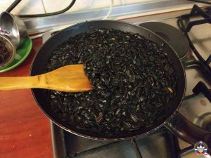 Как правильно жарить (калить) семечки на сковороде?