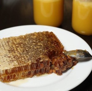 Почему сотовый мёд вкуснее откачанного?