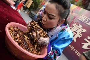Люди азиатских стран долго не стареют потому что едят насекомых?