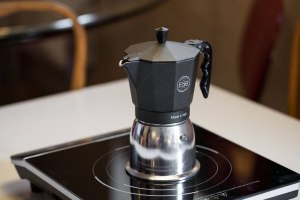 Может ли гейзерная кофеварка подходить для индукционной плиты?