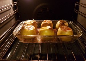 Как запечь яблоки в духовке половинками, а не целиком, какие способы?