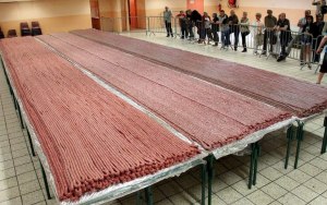 Какой официальный рекорд приготовления самой длинной колбасы?