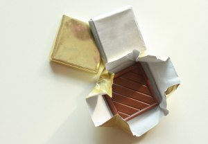 Почему развесные конфеты заворачивают в фольгу, а в коробках её нет?