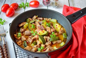 Как приготовить свинину с овощами на сковороде? Какие есть рецепты?