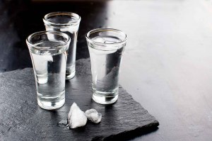 Как охладить водку, чтобы слеза была на стакане?