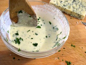 Какой соус можно приготовить с голубым сыром, к чему подавать?