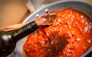 Как приготовить подливу для рыбного блюда на основе вина?