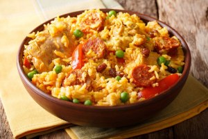 Как готовится блюдо "Arroz con chorizo"?