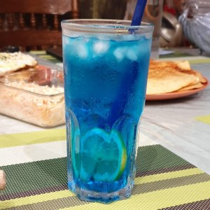 Коктейль "Голубая лагуна" можно заменить водку на джин?