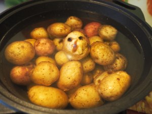 Картофель, когда варим "в мундире" как в меру сделать соленым?