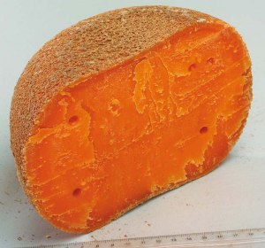 Почему один сорт сыра практически белый, а другой - оранжевый?