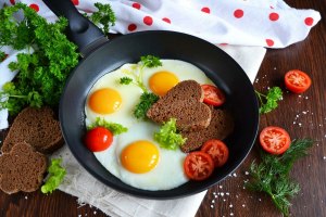 Нарядная яичница: как приготовить, из каких продуктов?