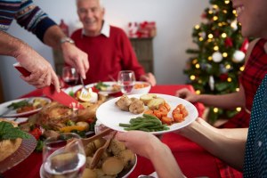 Действительно новогодняя ночь- культ еды, почему мы много готовим и едим?