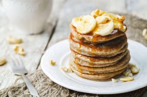 Банановые оладьи с шоколадом на завтрак - как приготовить?