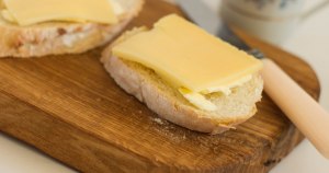 Как сделать бутерброд хлеб с маслом?