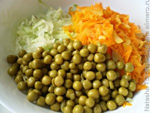 Как приготовить салат из зеленой ред­ьки и горошка?