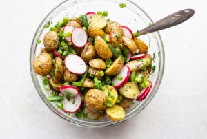 Как приготовить салат с редиской и картофелем?