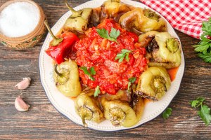 Как приготовить жареный перец по - молдавски с томатным соусом рецепт?