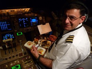 Почему КВС и 2 пилота стюардессы в полете кормят разными блюдами?