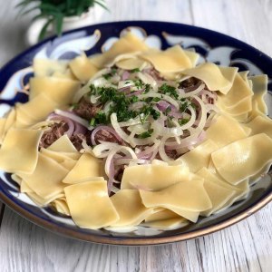 Как называется блюдо с вареным тестом и мясом?