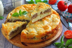 Как приготовить заливной пирог с начинкой из фарша мясного с картошкой?