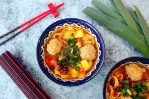 Как приготовить азиатский суп с фрик­адельками, лапшой и фасолью?