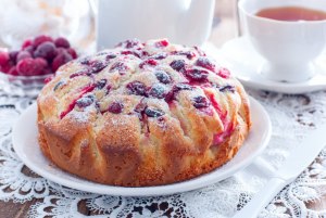 Как испечь пирог с грушами и кл­юквой?