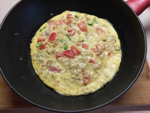 Как приготовить омлет с куриным фаршем, помидорами и острым перцем?