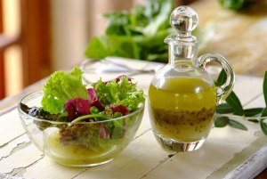 Что лучше использовать в греческом соусе - уксус или лимонный сок?