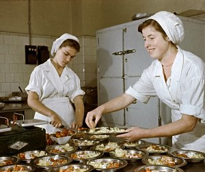 Почему некоторые хозяйки покупали обед домой в столовой в советское время?
