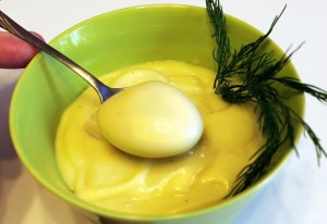 Как называется соус из яиц, лимонного сока и сливочного масла?